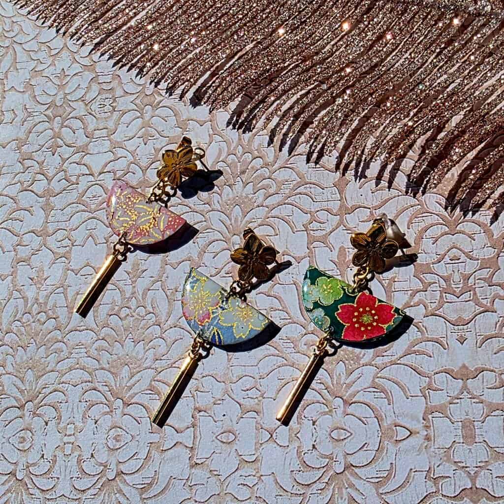 Boucles fleurs japonaises en papier japonais fleuri et résine, pendentif demi-lune doré à l’or fin – Bijoux japonisants fait-main par Lydie