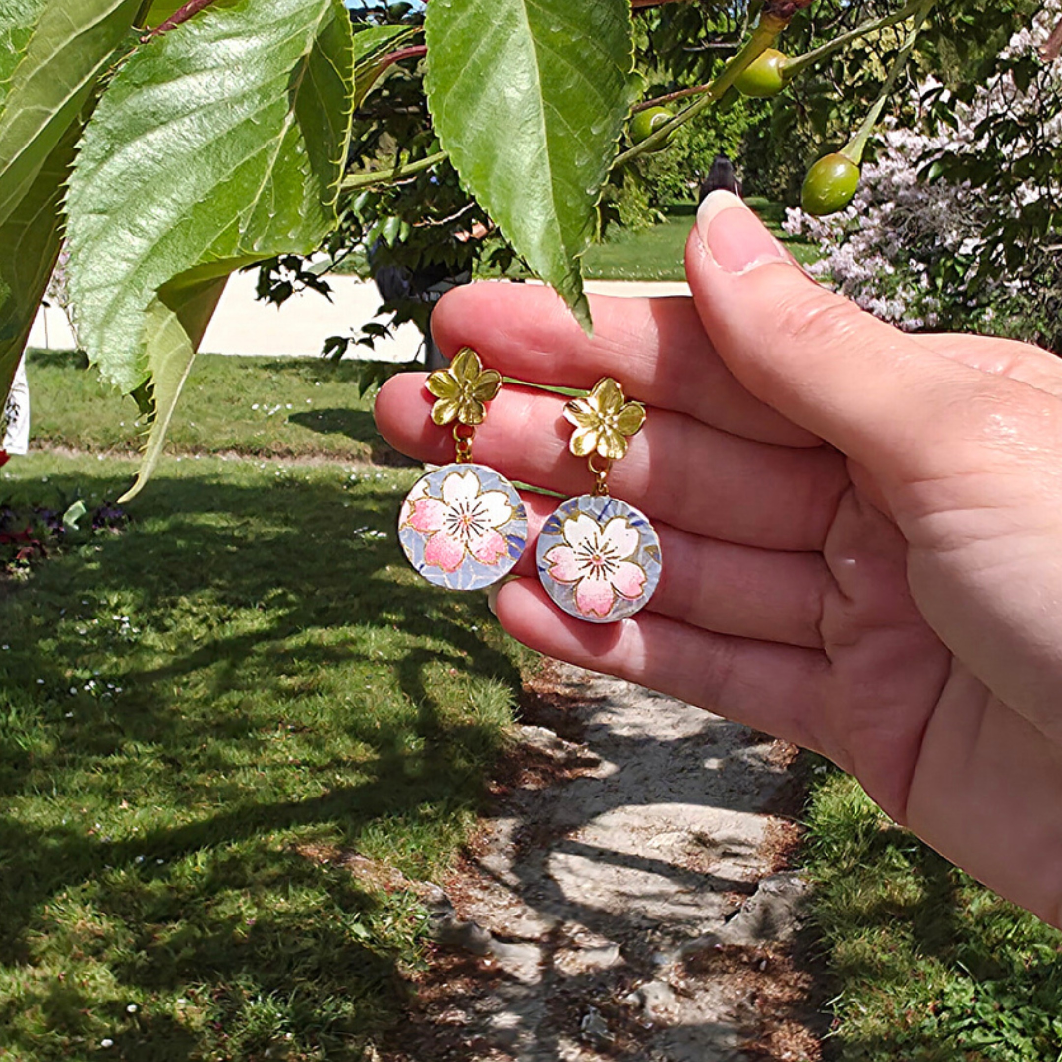 Boucles fleurs sakura – Bijou fait-main en papier japonais et résine, clous d’oreilles dorés pour un style floral poétique