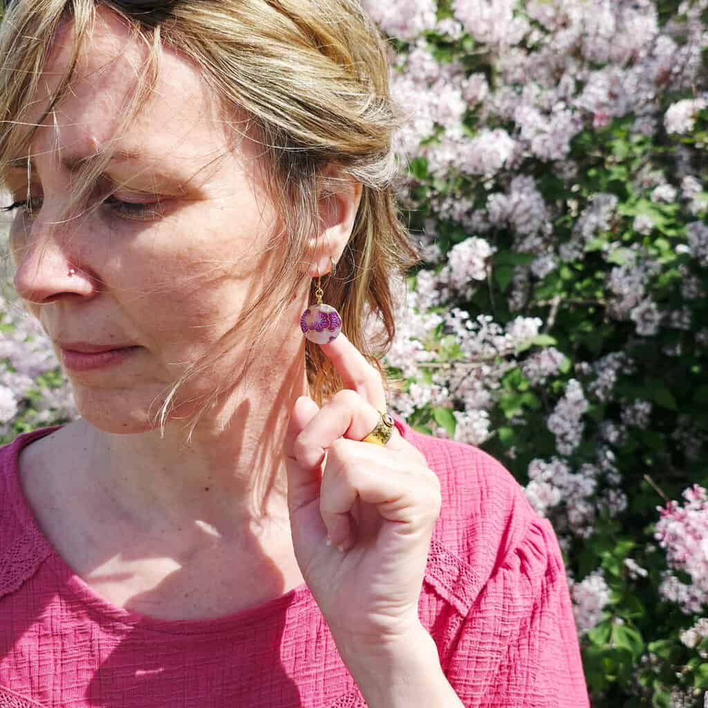 Boucles d’oreilles fleurs dorées et violettes – Bijoux légers en acier inoxydable, cadeau femme engagé (1 arbre planté par achat).