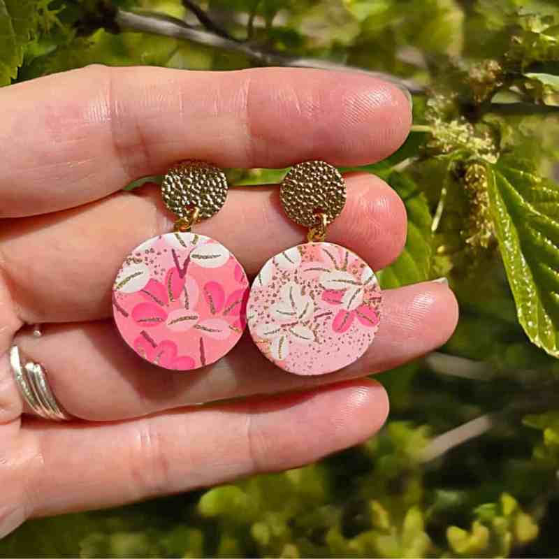 Boucles d’oreilles roses fleurs en papier japonais et résine dorée, pendentifs ronds légers et poétiques, bijoux fleurs faits-main pour un style naturel et féminin