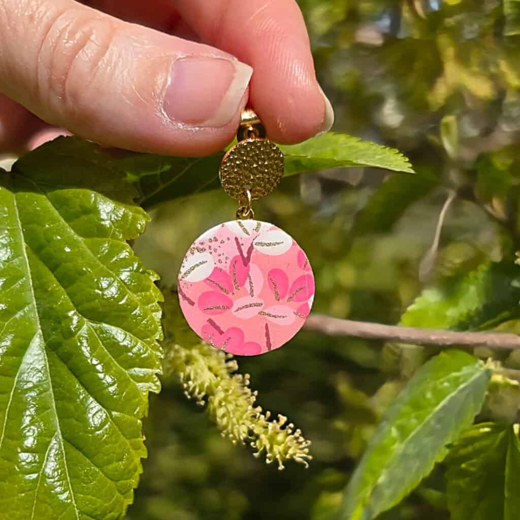 Pendentif rond en papier japonais fleuri rose et blanc, recouvert de résine brillante, boucle d’oreille légère et délicate pour un accessoire floral unique