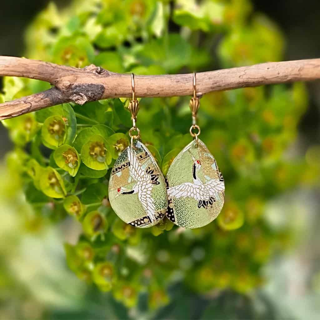 Paire de boucles grue japonaise fait-main suspendues à une branche, pendentifs goutte en papier japonais vert céladon, motif grues blanches dorées et résine transparente – Lydée Déco