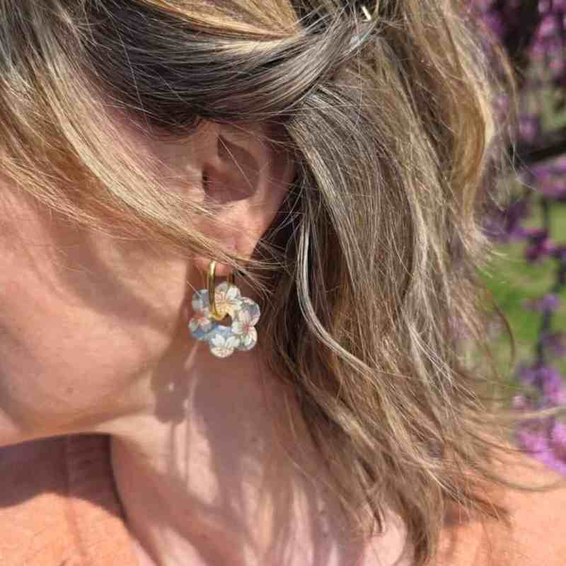 Créoles fleurs dorées ou argentées – Bijoux interchangeables fait-main, choix de finition pour un accessoire floral unique