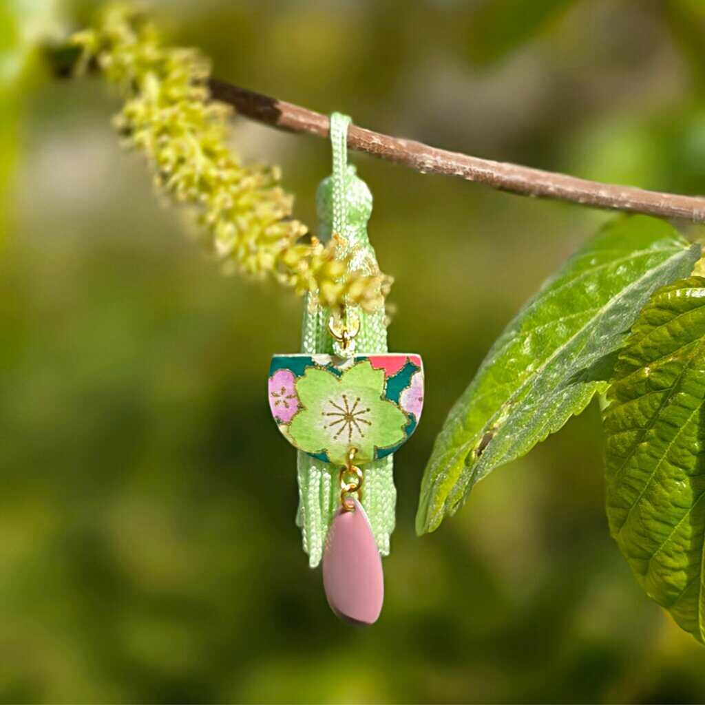 Détail du marque-pages cerisier – Pendentif demi-cercle en papier japonais verni et résine, motifs inspirés des fleurs de cerisier