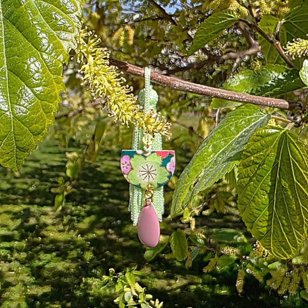 Marque-pages cerisier fait-main – Bijou de livre unique avec pompon vert printemps et pendentif demi-cercle en papier japonais verni