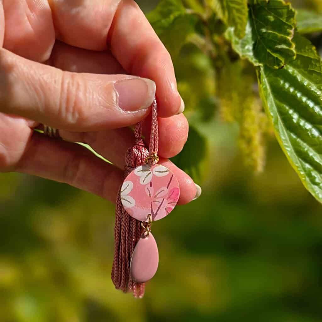 Marque-pages rose fleurs fait-main – Bijou de livre avec pompon et sequin vieux rose vintage