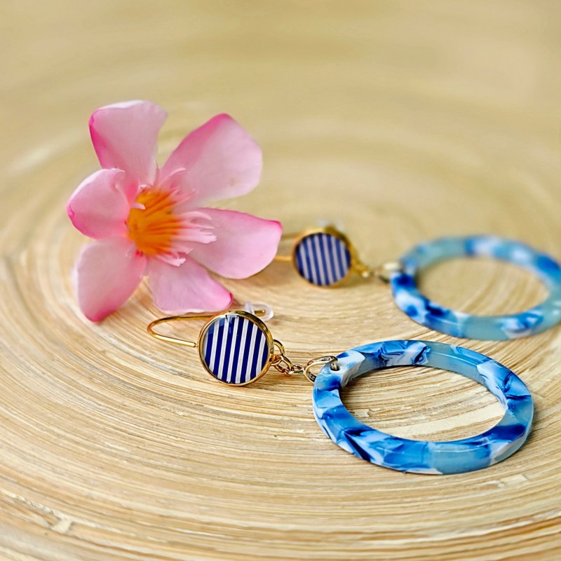 Boucles turquoise marin fait-main au motif marin turquoise, blanc et bleu