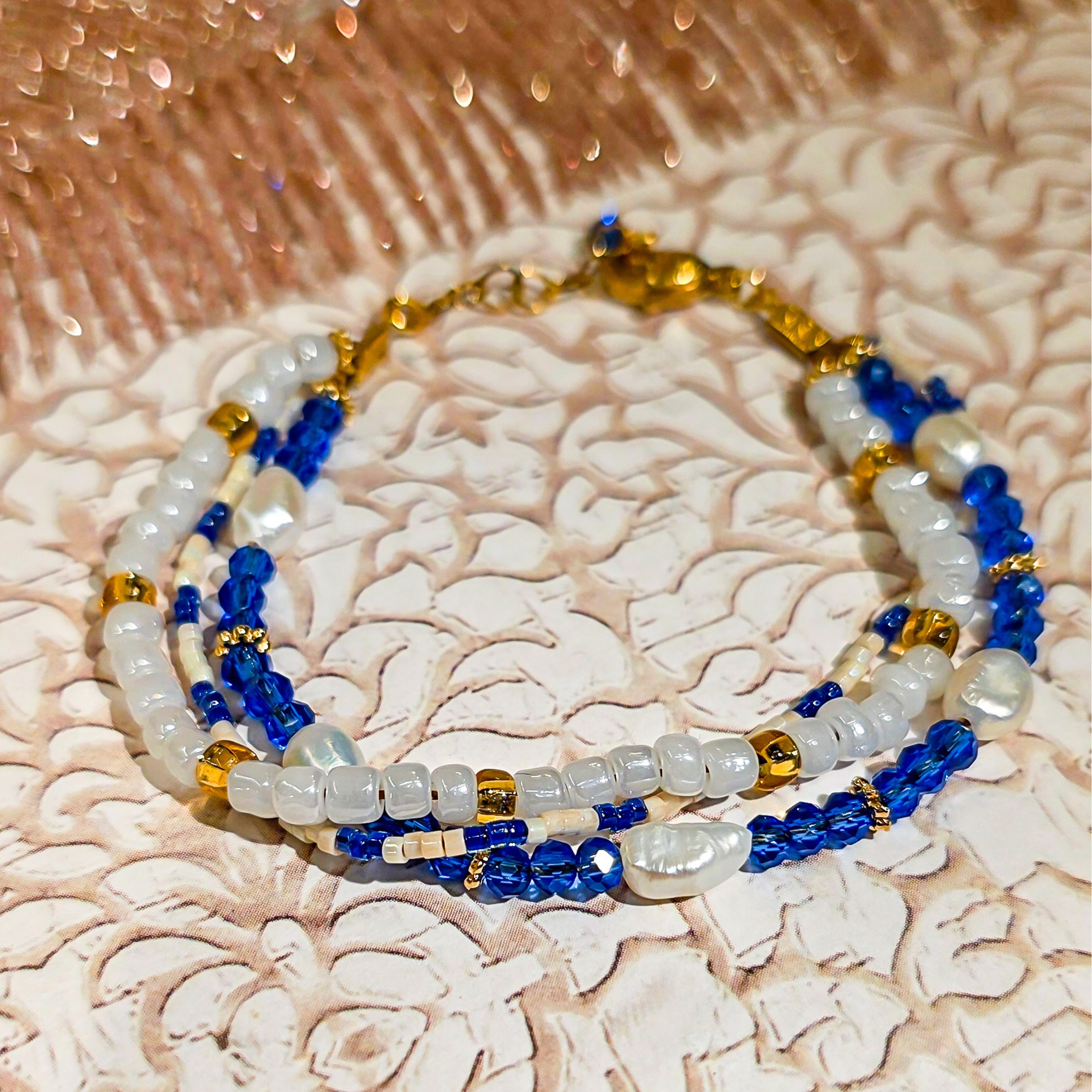 Bracelet perles d’eau douce bleu blanc irisées bleu blanc doré (9a) (2) Bracelet perles d'eau douce bleu blanc irisées bleu blanc doré bohème chic