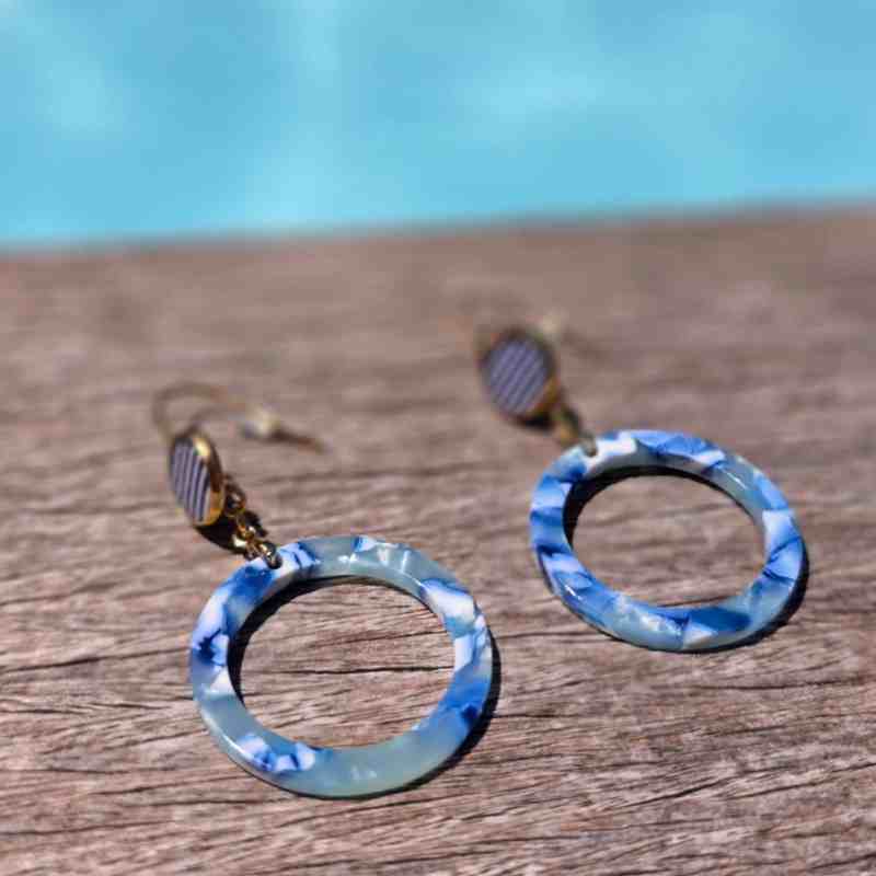 Boucles turquoise motif marin fait-main au couleurs turquoise, blanc et bleu vague