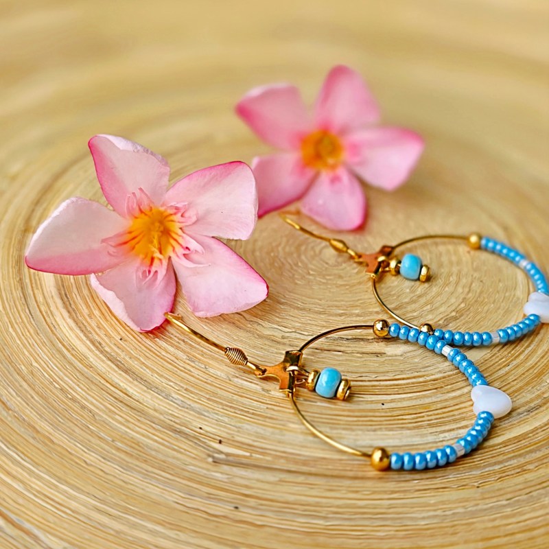 Créoles coeur perles turquoise doré blanc acier inox pause avec fleurs de laurier rose