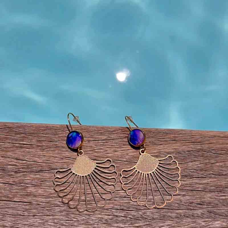 Boucles tropicales nacrées fait-main, estampe feuille en laiton doré et cabochon nacré violet et bleu