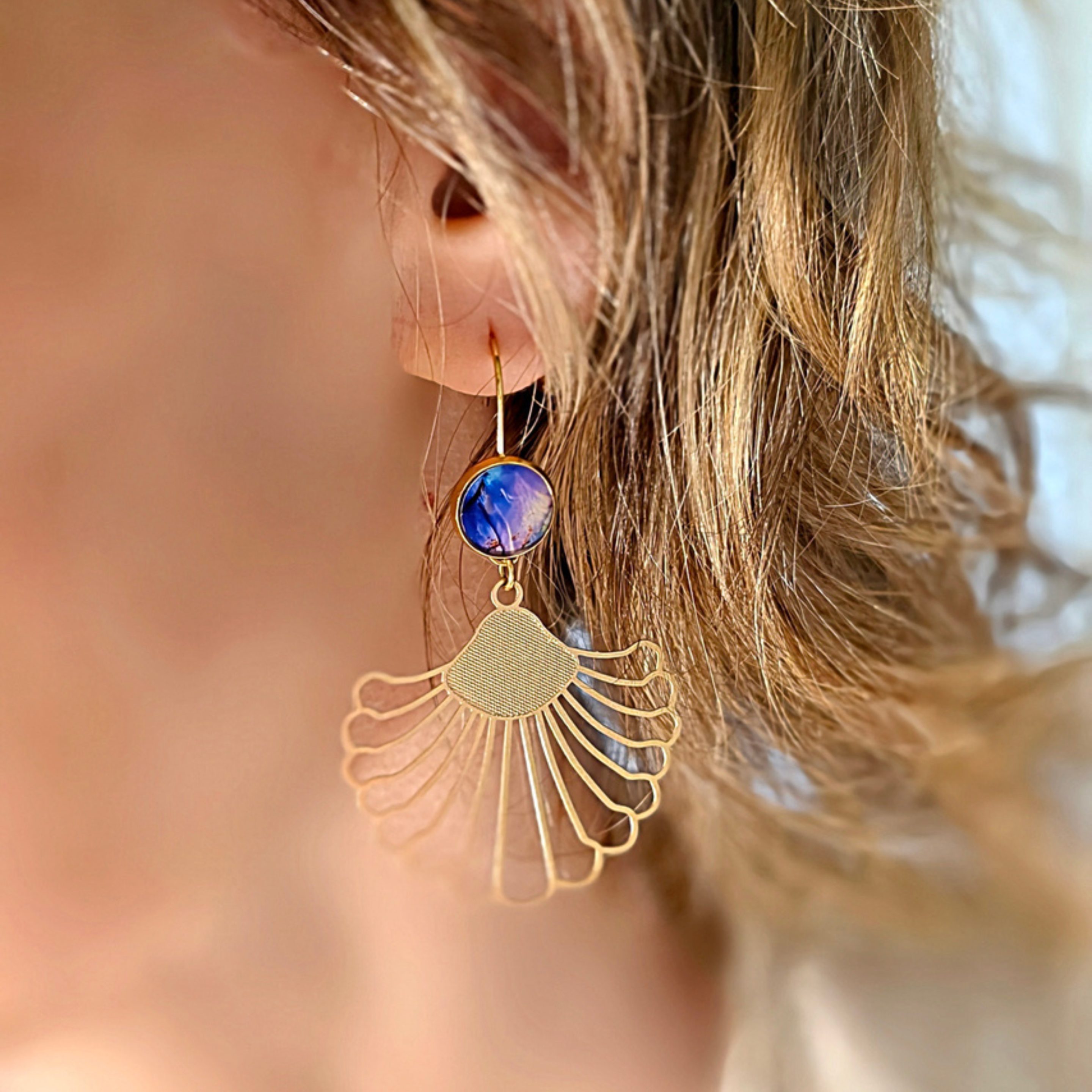 boucles tropicales nacrées feuille tropicale boheme jungle lydee deco (6) Boucles tropicales nacrées posées près de fleurs roses, cabochon nacré aux reflets violet, bleu bohème chic