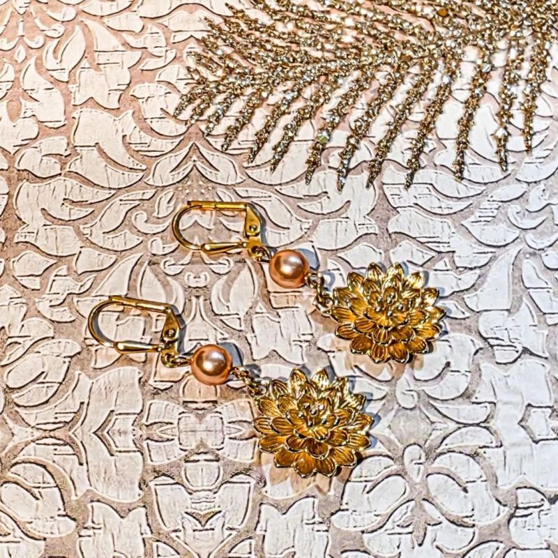 Boucles perles fleur lotus swarovski boheme chic modèle à plat