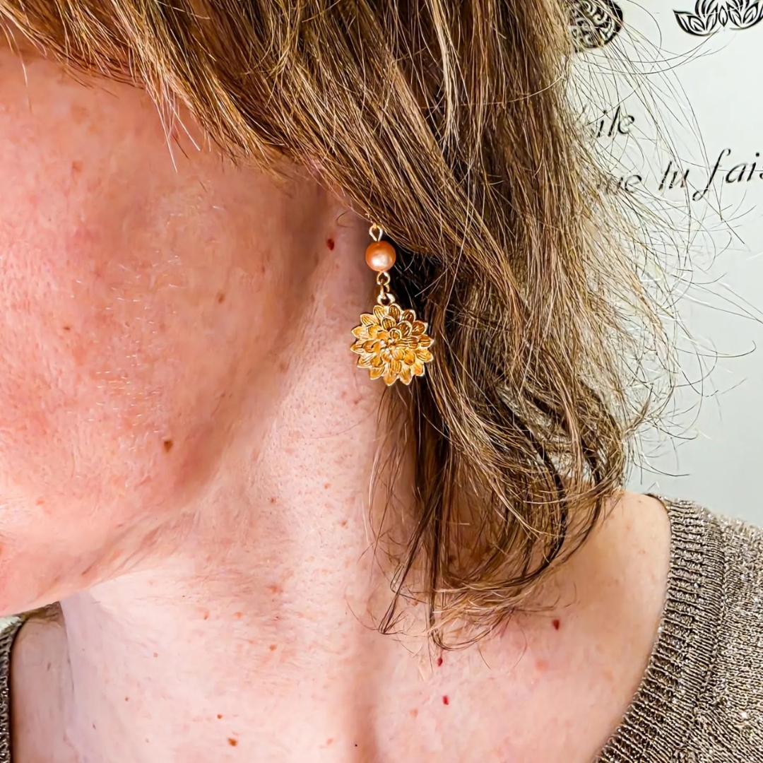 Boucles perles fleur lotus swarovski boheme chic (4) Boucles perles fleur lotus swarovski boheme chic modèle porté