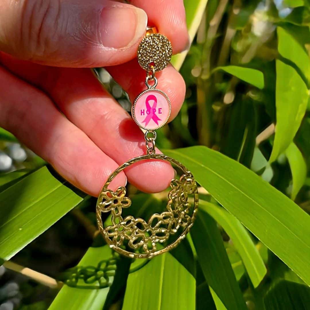 Accessoires et bijoux intemporels. collection pour octobre rose
