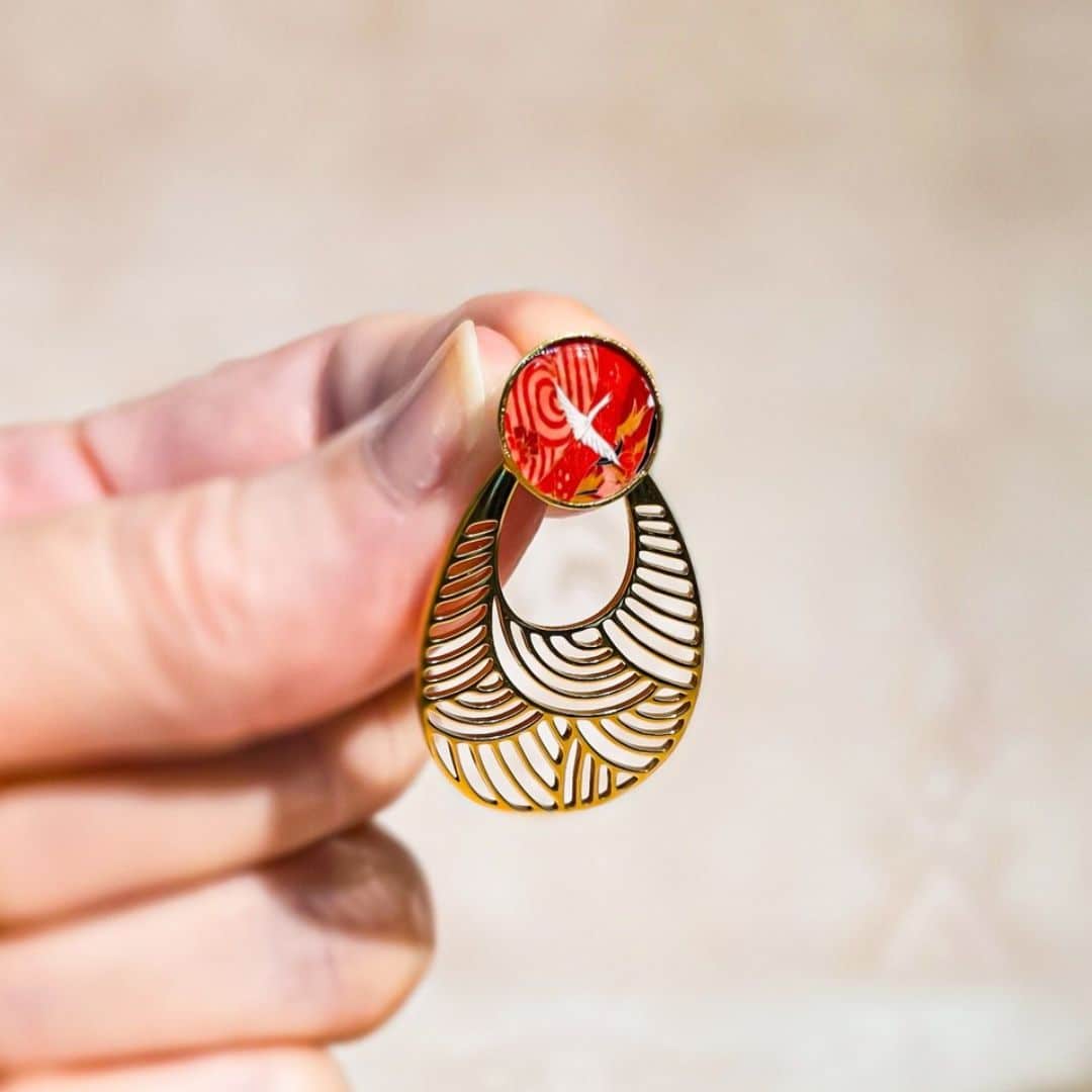 Boucles vagues japonaises oiseau grue rouge blanc doré résine chic lydee deco zoom sur le bijou